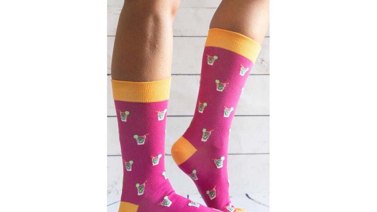Calcetines con aroma a mojito en color rosa y amarillo.