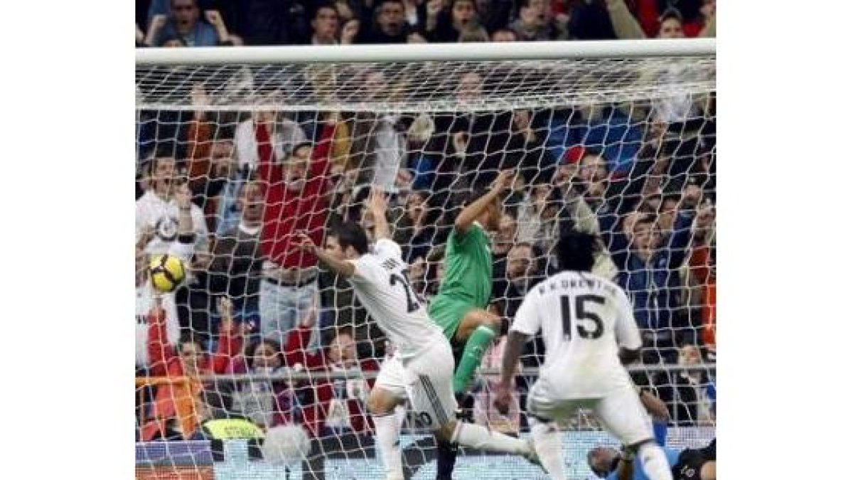 Gonzalo Higuaín logró así el gol que sentenció el partido en el Bernabéu.