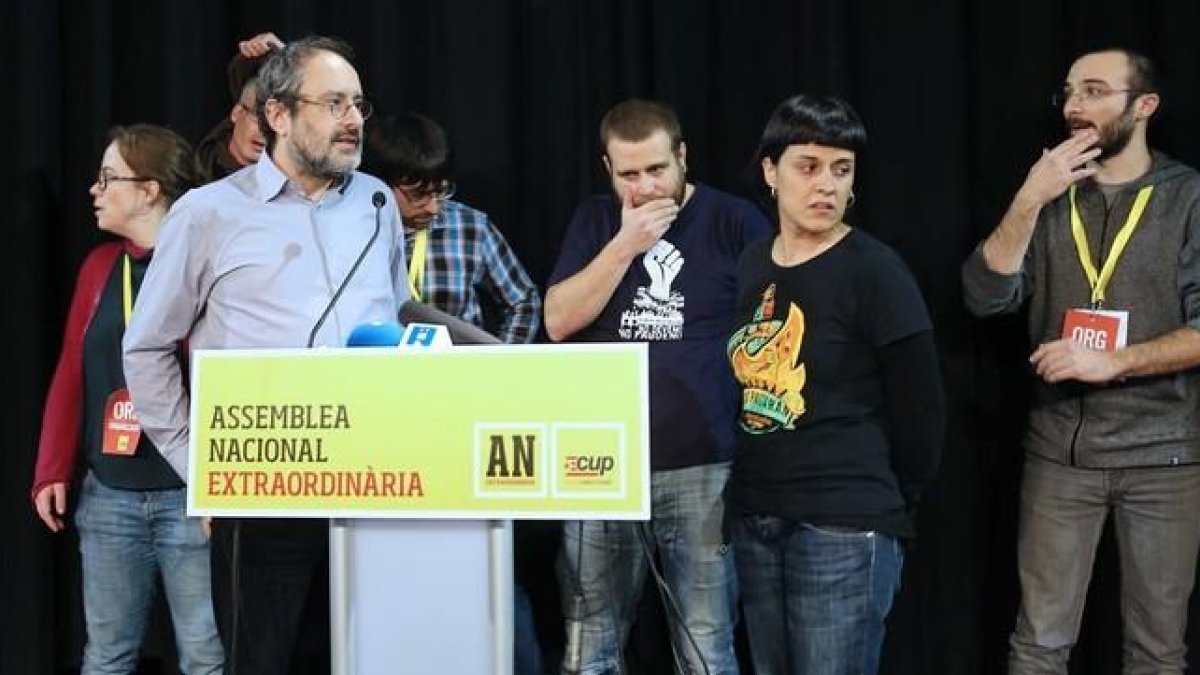 Antonio Baños y Anna Gabriel, junto a otros diputados de la CUP, en la asamblea nacional de la formación, el pasado domingo en Sabadell.