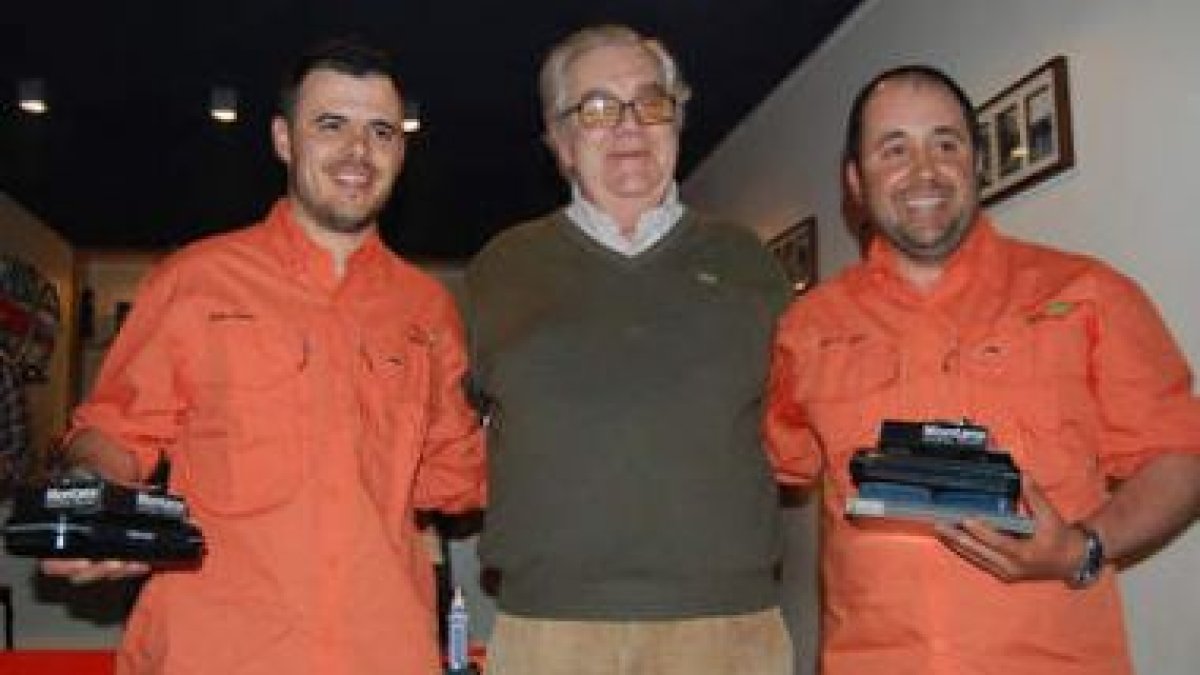 Manuel Iglesias y Rubén Santos reciben sus premios.