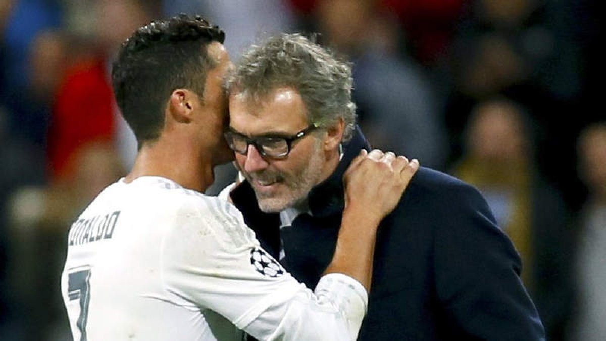 Cristiano habla al oído al técnico del PSG, Laurent Blanc.