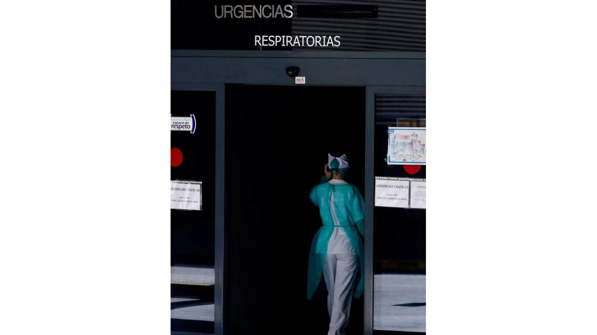 Puerta de entrada de urgencias habilitada para pacientes covid en el Caule. RAMIRO