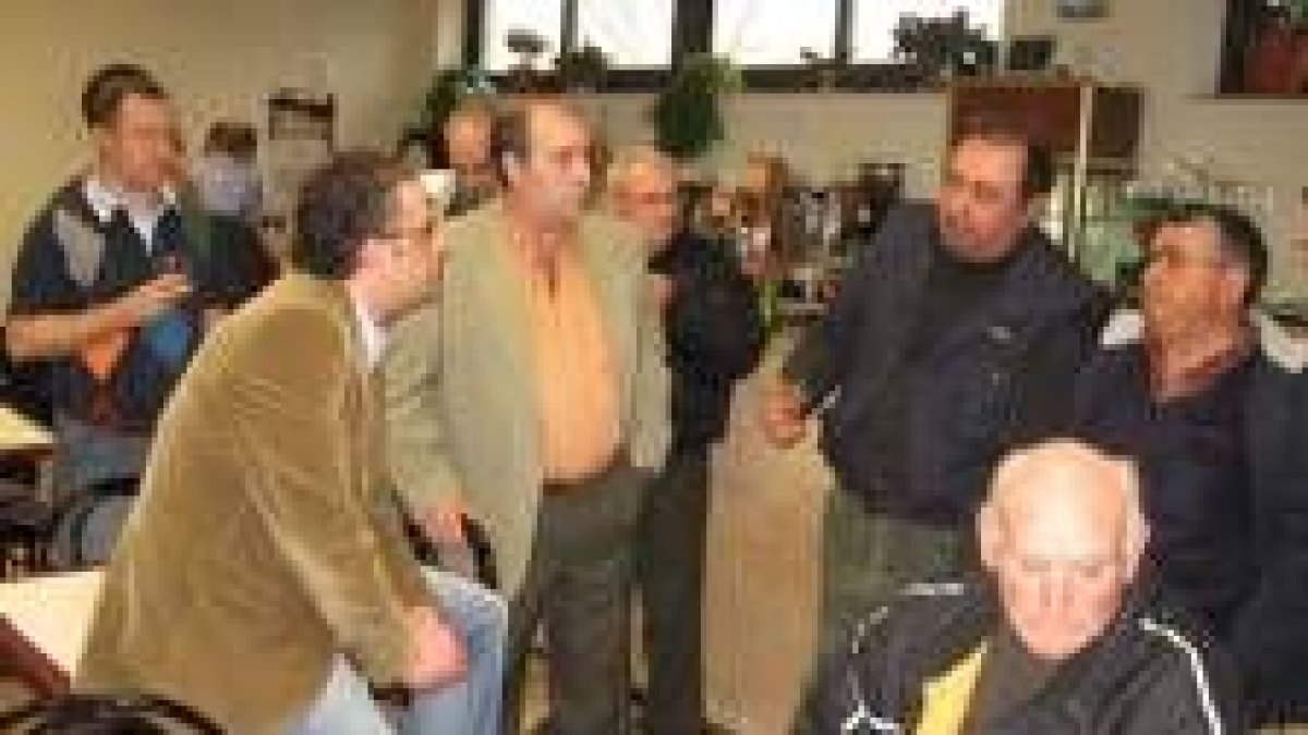 Javier Chamorro conversa con los vecinos
