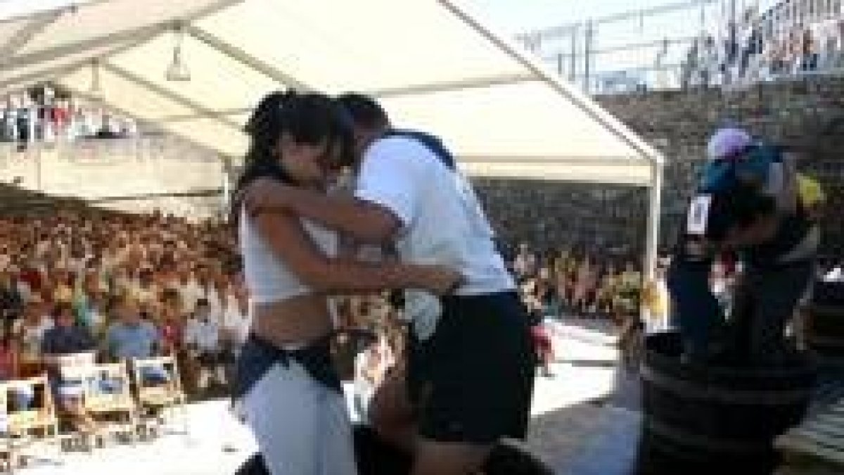 Dos parejas, ayer durante el concurso de pisada de uvas
