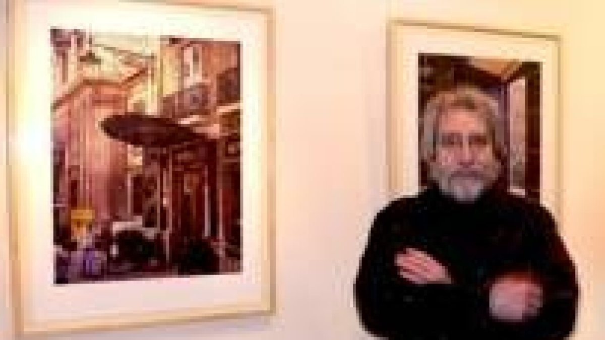 Antoni Miró ante dos de sus cuadros