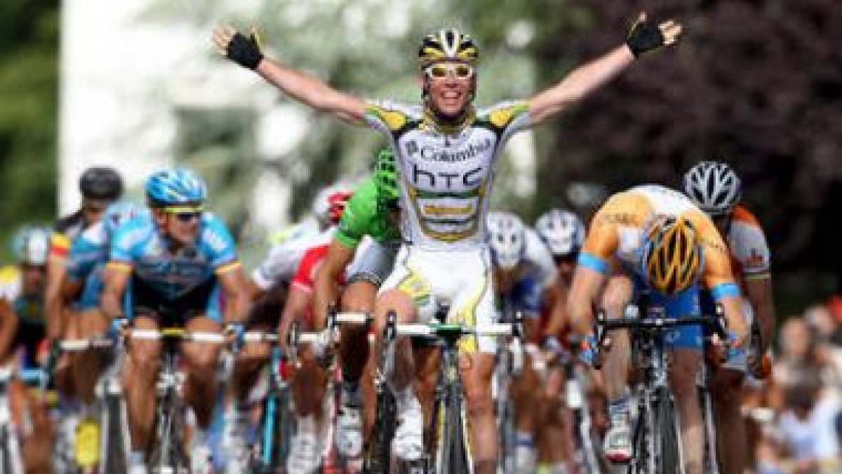 Cavendish con los brazos en alto para celebrar su victoria en la undécima etapa del Tour.