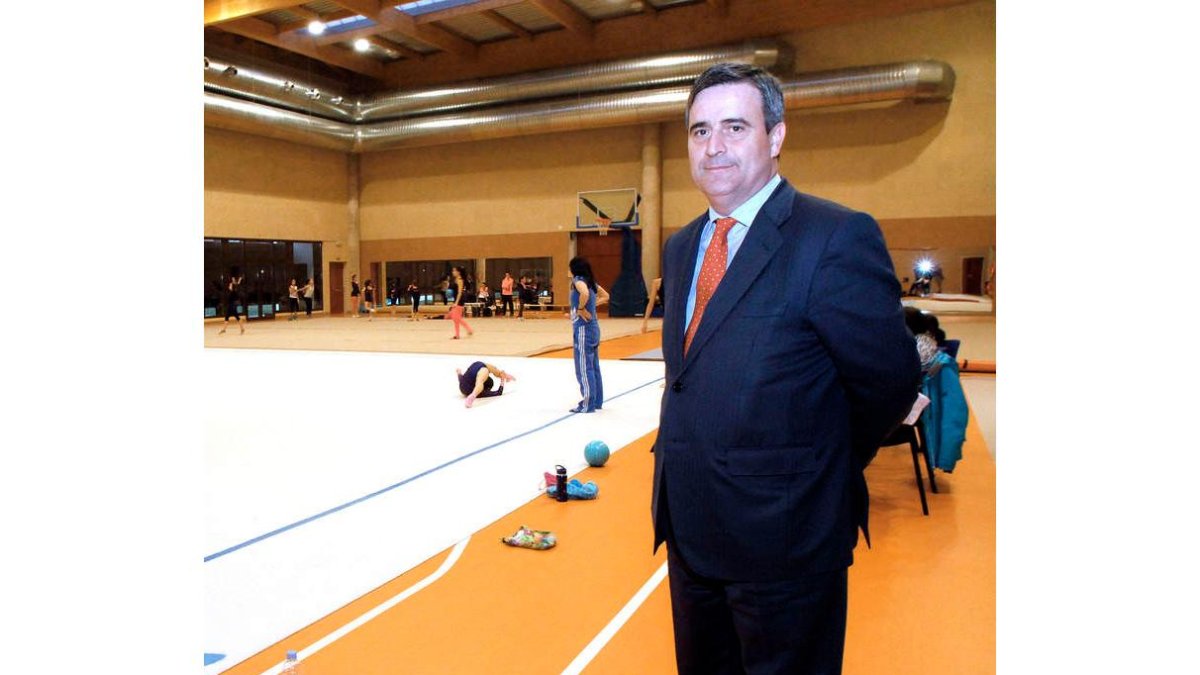 Cardenal, ayer en el Ceard delante de la pista de entrenamiento de la gimnasia rítmica.