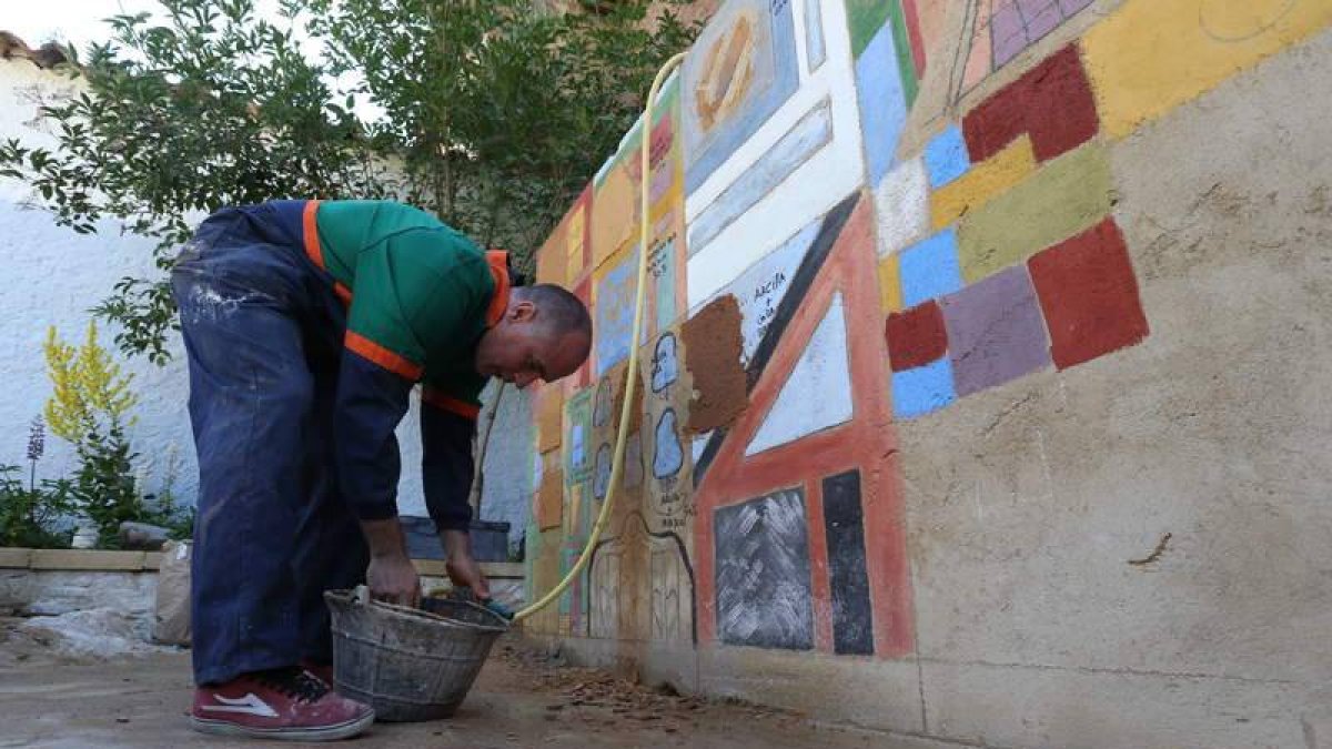 La pared levantada para los cursos de cal y estuco ofrece una muestra de variadas técnicas.