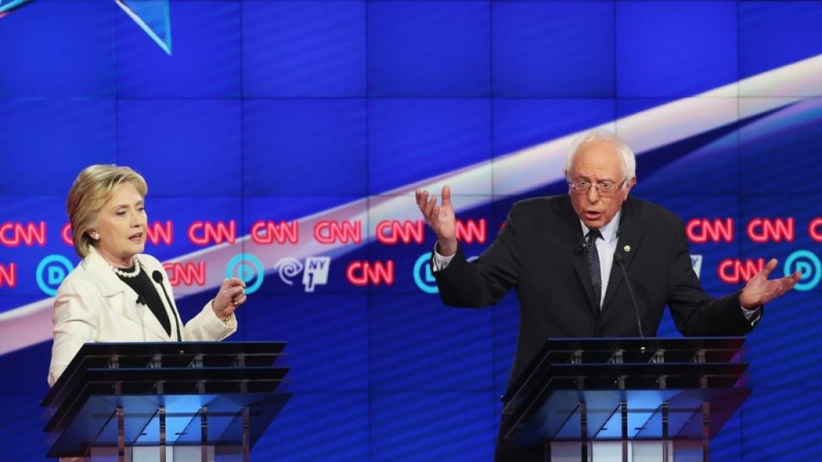 Hillary Clinton y Bernie Sanders, durante el debate demócrata organizado por la CNN.
