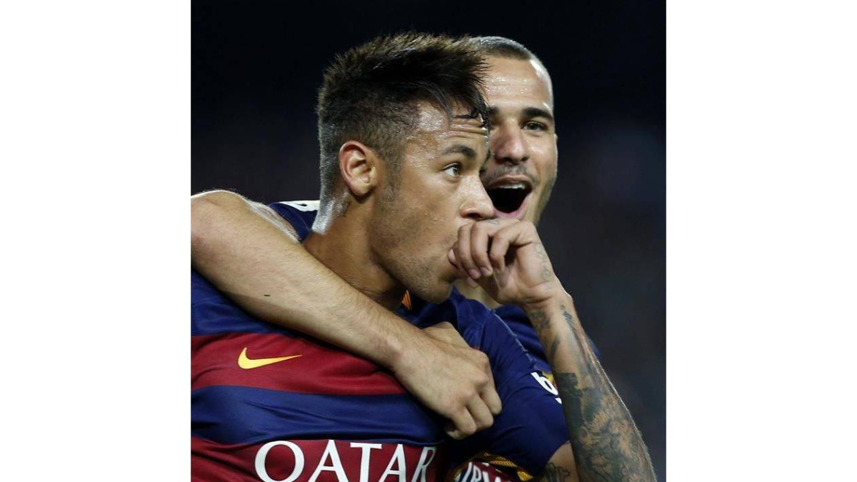 Neymar celebra su gol.