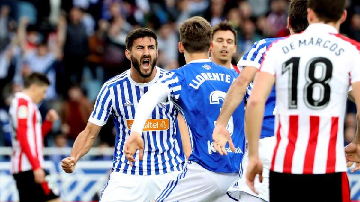 Los jugadores de la Real celebran el segundo gol ante el Athletic. J. H.