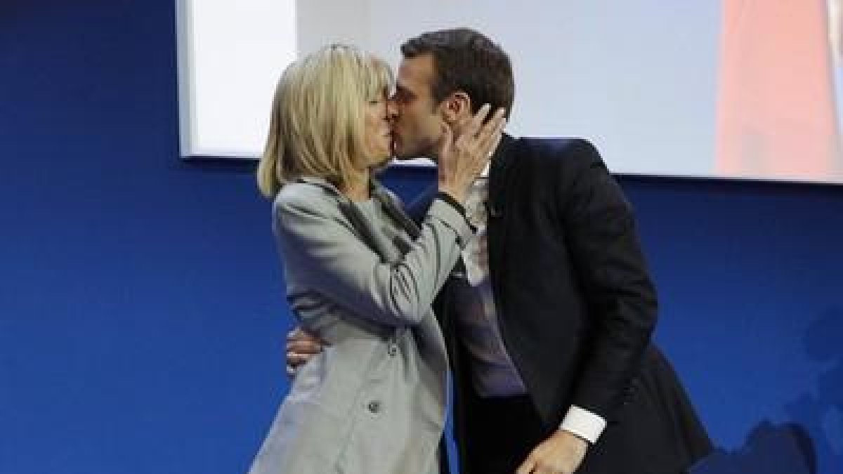 Emmanuel Macron besa a su esposa Brigitte Trogneux