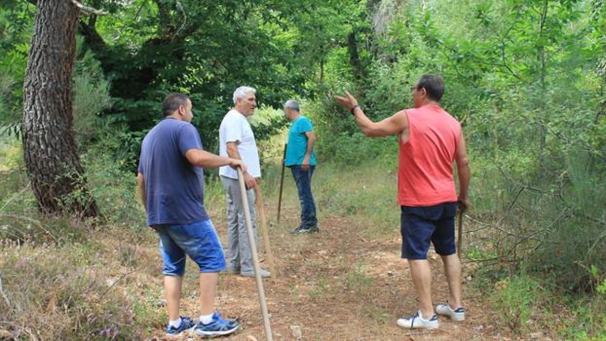 Vecinos en uno de los turnos de patrulla por el monte para evitar incendios. DL