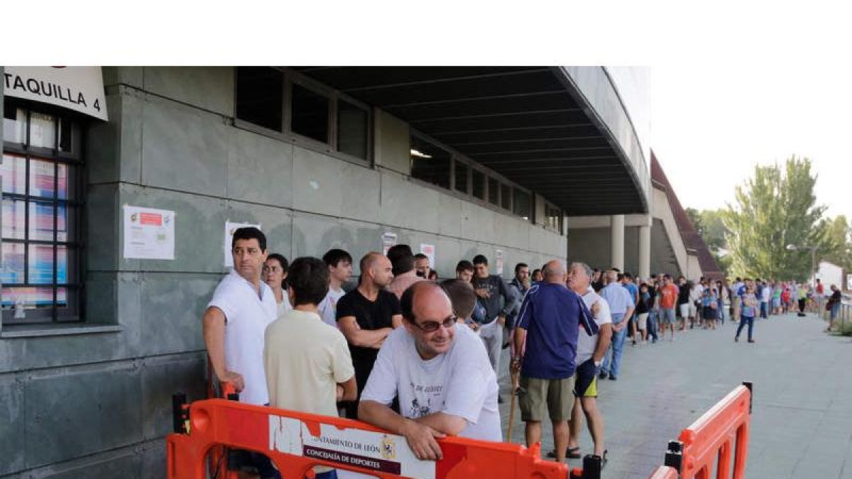 Los aficionados leoneses que no son socios de la Cultural hicieron cola por una entrada para ver a España el 5 de septiembre. S. PÉREZ