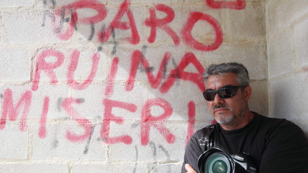Tan duro, curtido e implacable como íntegro. Un fotógrafo con el que ir al fin del mundo. Esta imagen de su compañero Jesús lo retrata a la perfección