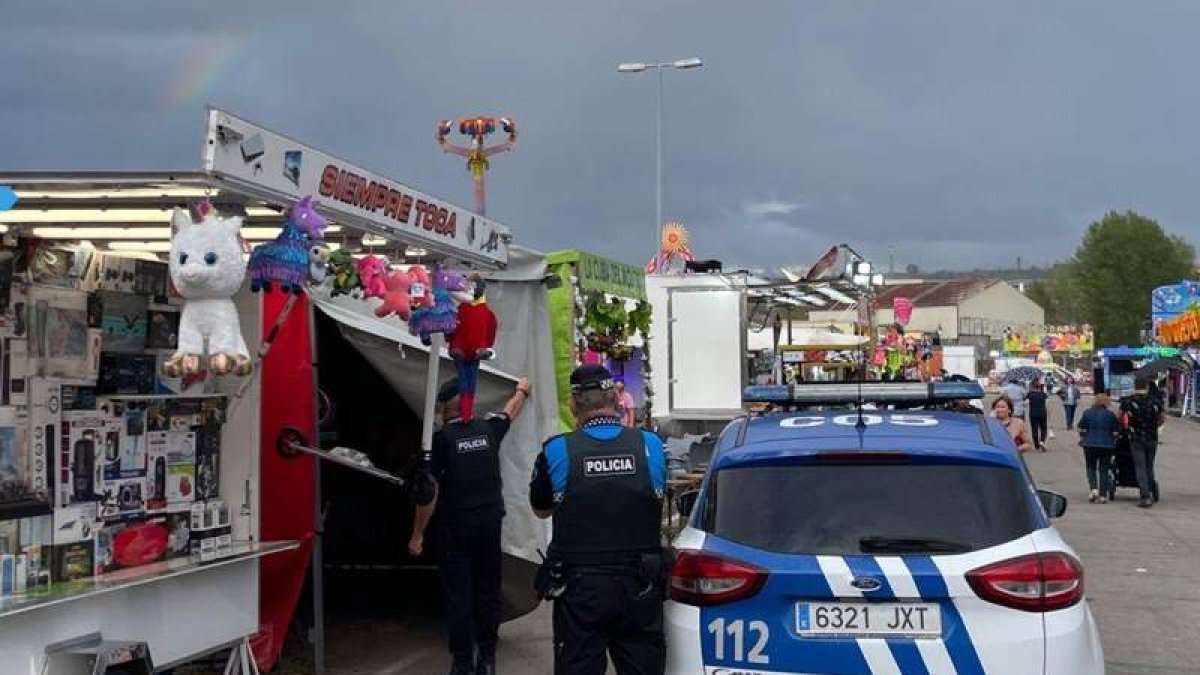 La Policía Municipal desmanteló los dos puestos de la estafa. DL