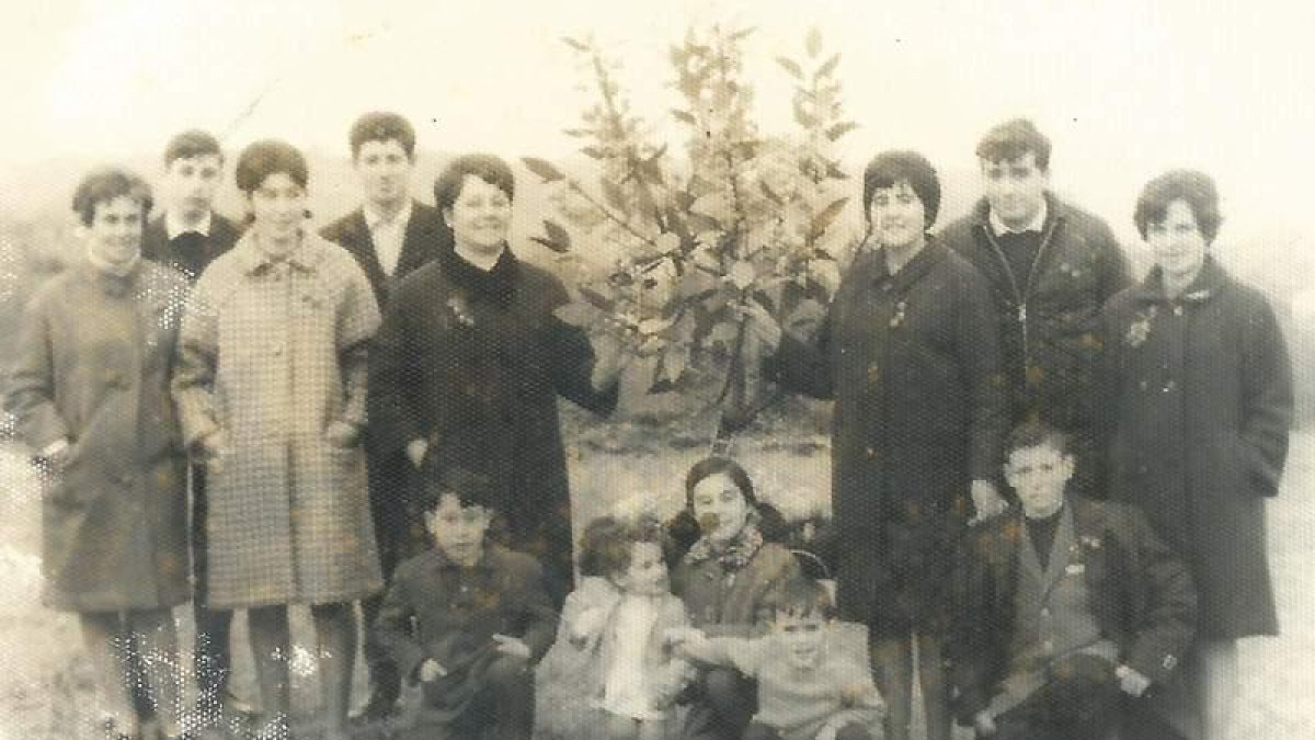 Trinidad Suardíaz Suero en una foto familiar con vecinos. Es la más pequeña de la fotografía.