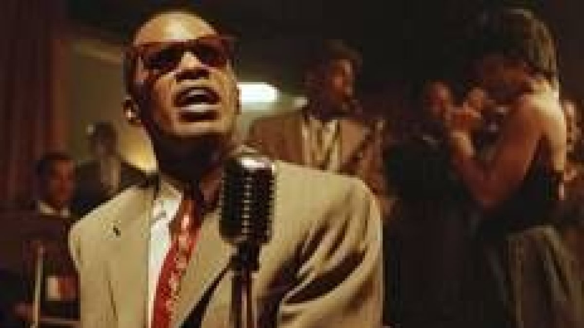 El actor Jamie Foxx está excelentemente caracterizado como Ray Charles