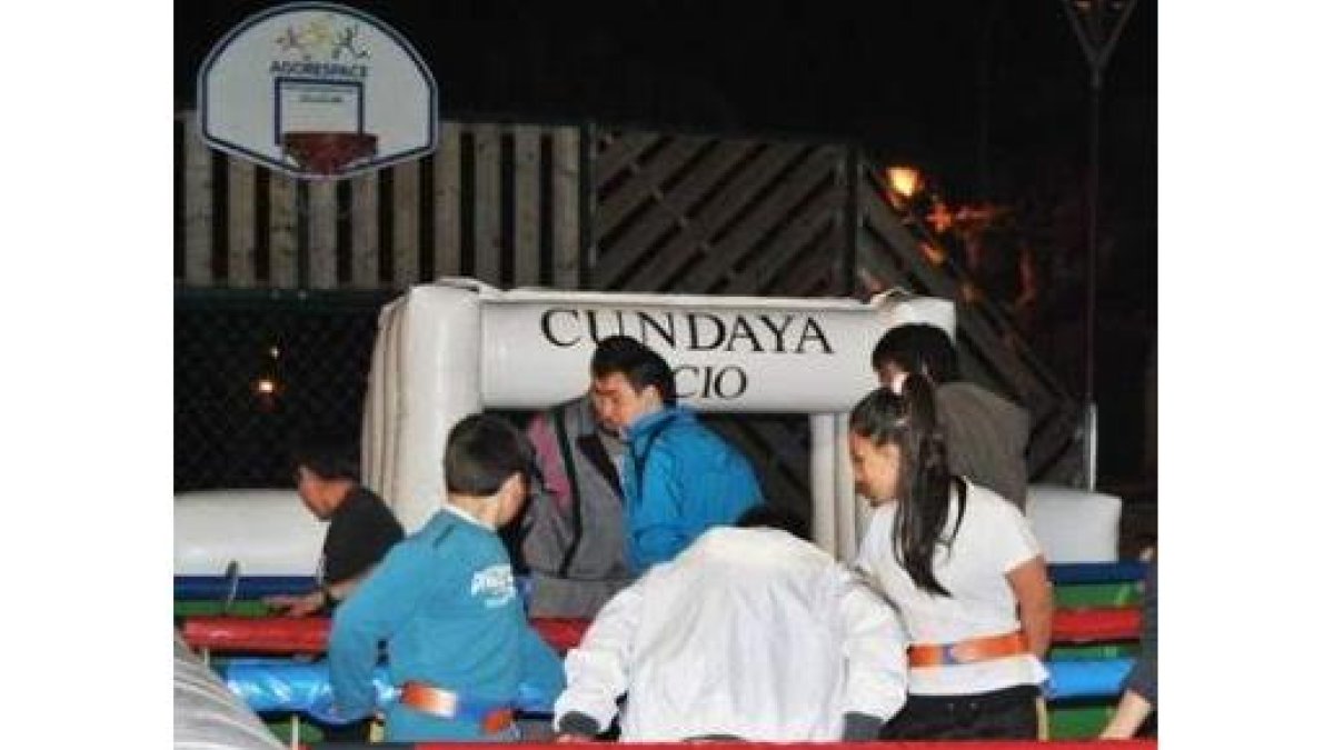 Participantes en el futbolín humano en Bembibre.