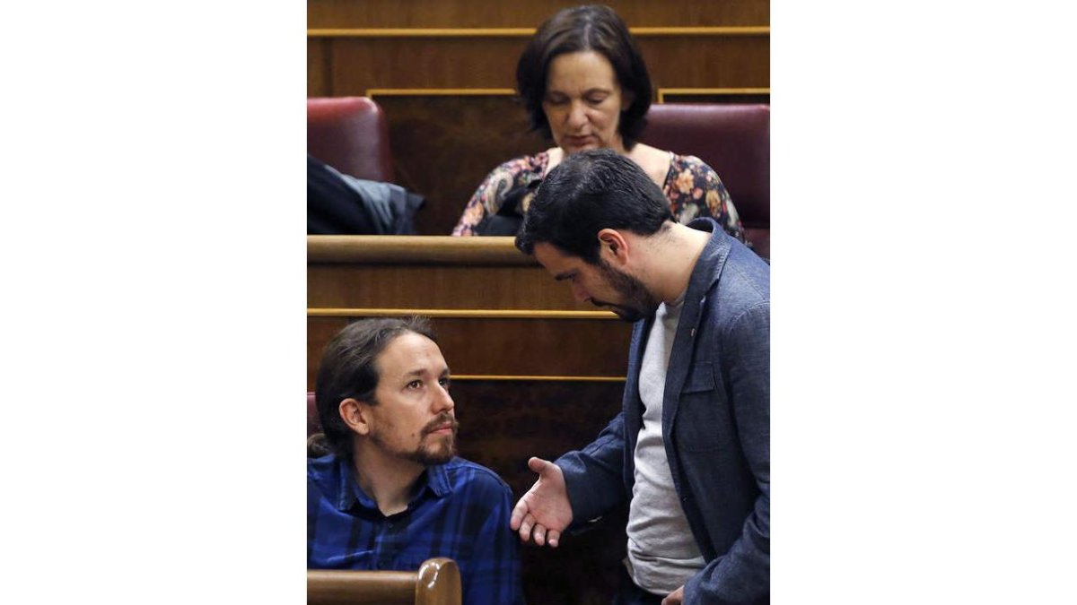 Pablo Iglesias y Alberto Garzón, el lunes en el Congreso. KIKO HUESCA