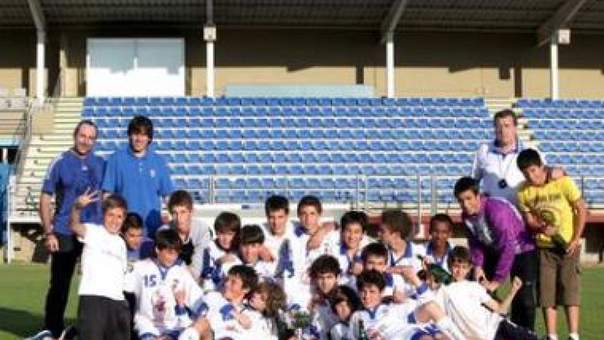 Los componentes de la Peña celebran el título de Copa.