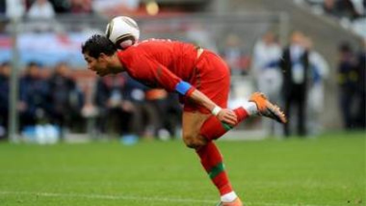 Cristiano controla el balón con el cuello y marca el 6-0.