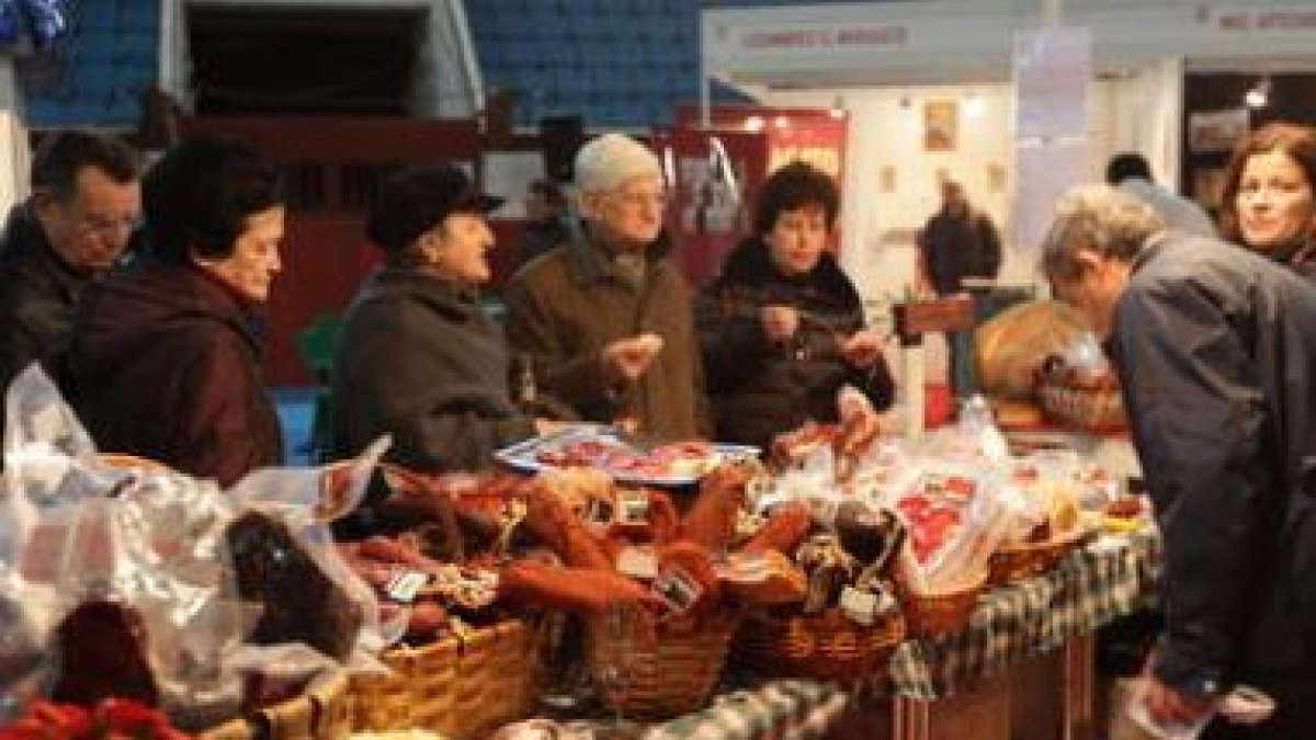Visitantes degustan embutidos de la tierra en uno de los stands de la feria en el León Arena.