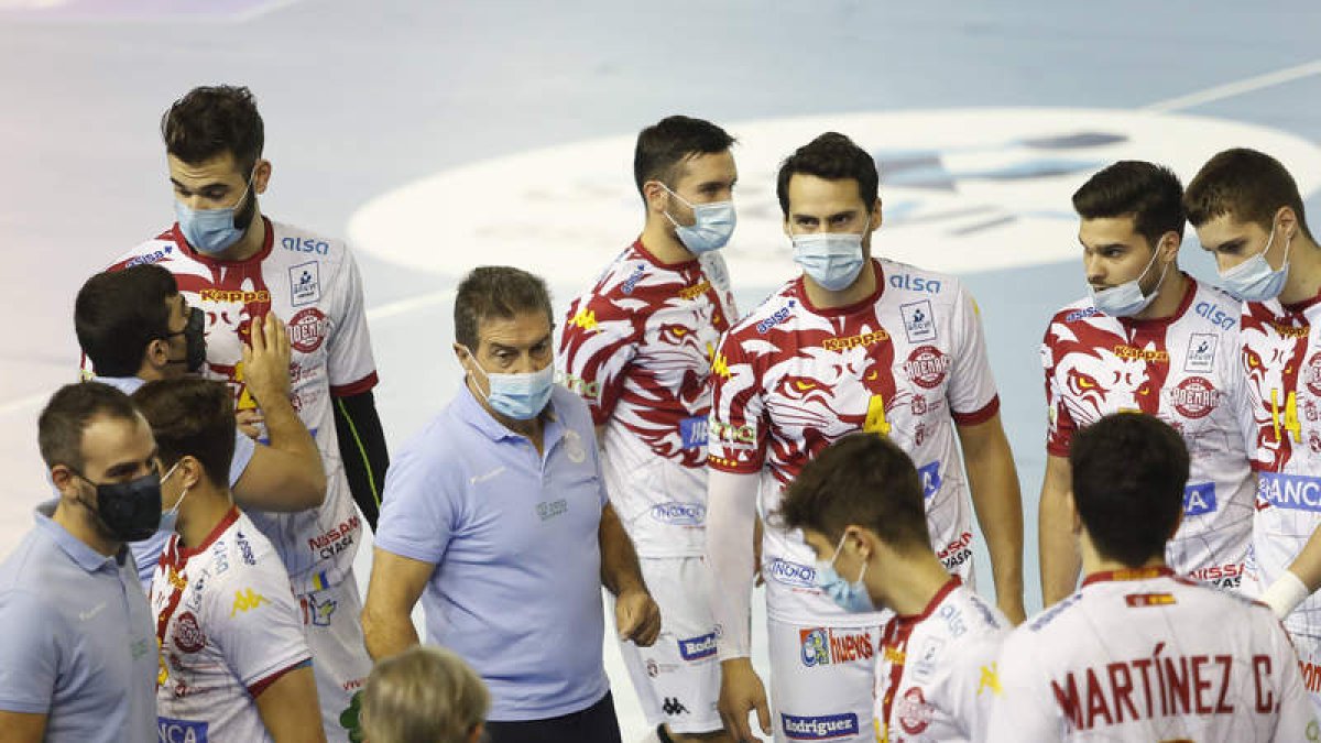 Jugadores del Abanca Ademar con mascarillas, durante el encuentro ante Sinfín. JESÚS F. SALVADORES