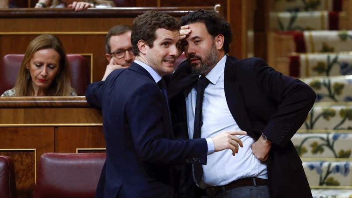 Casado conversa con el portavoz adjunto del partido en el Congreso, Guillermo Mariscal. EMILIO NARANJO