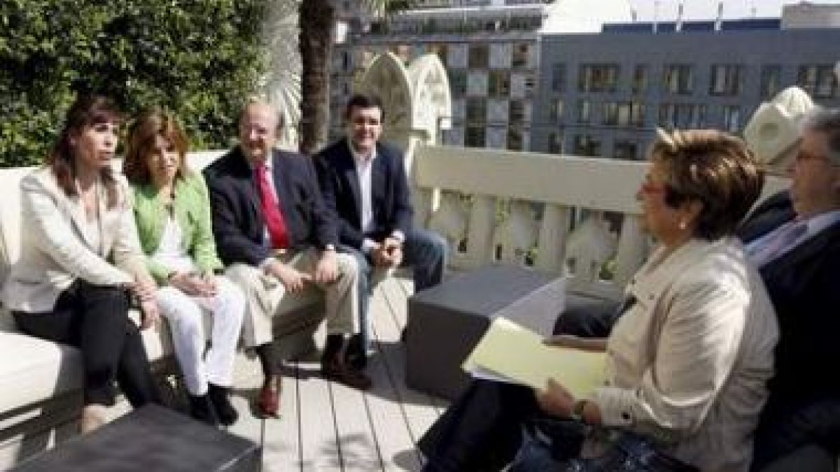 Sáenz de Santamaría, con varios cargos del partido antes de iniciarse la interparlamentaria del PP c