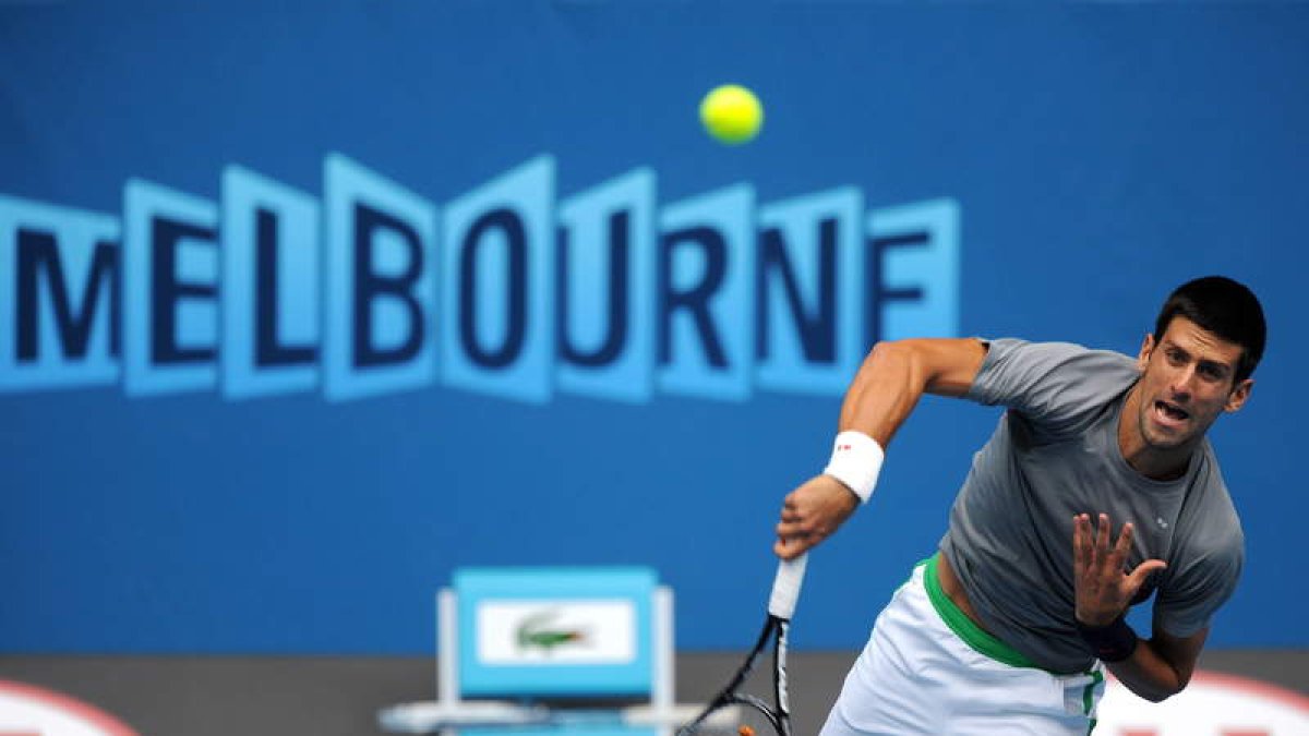 El serbio Djokovic entrenando ayer en Melbourne para sumar otro abierto en su palmarés.