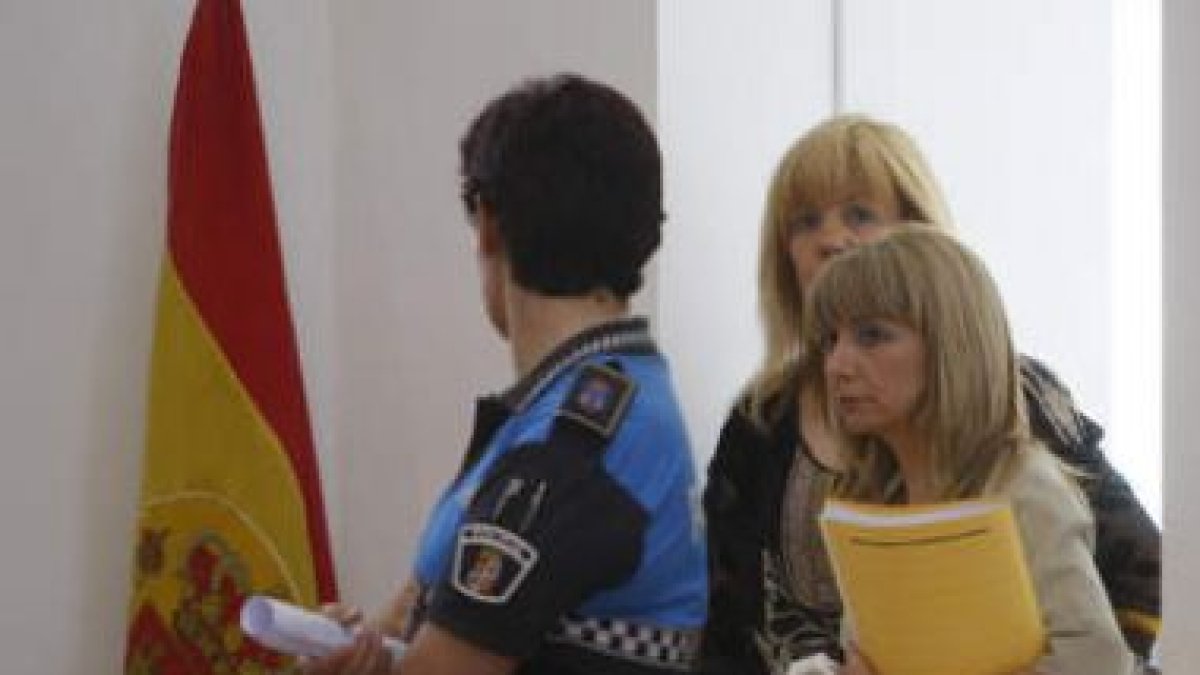 Eugenia Gancedo y Concepción Rodríguez entrando al Pleno.