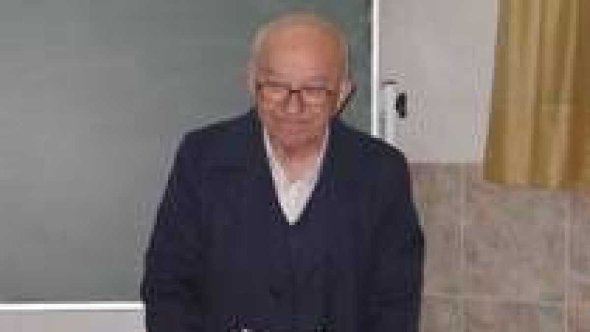 Eutimio Martino, en el desarrollo de la charla sobre lápidas romanas