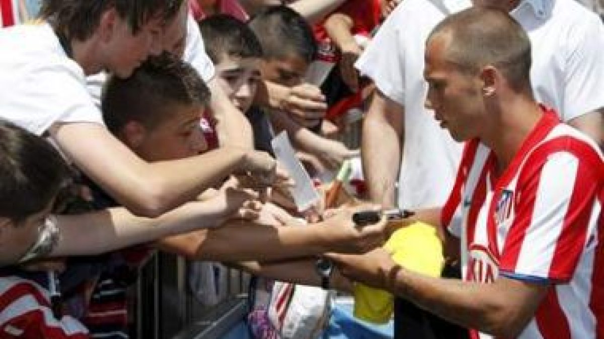 John Heitinga, el día de su presentación en el Atlético.