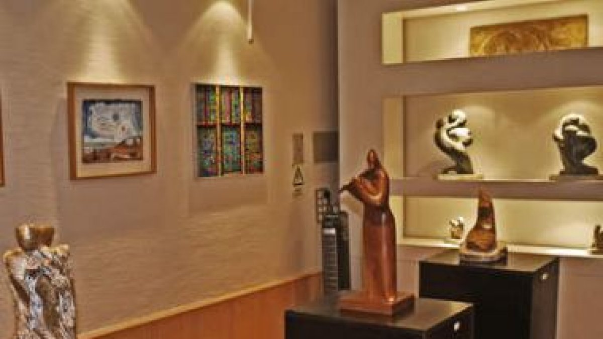 Imagen de algunas de las obras de la nueva exposición que alberga la galería Pers Polis.