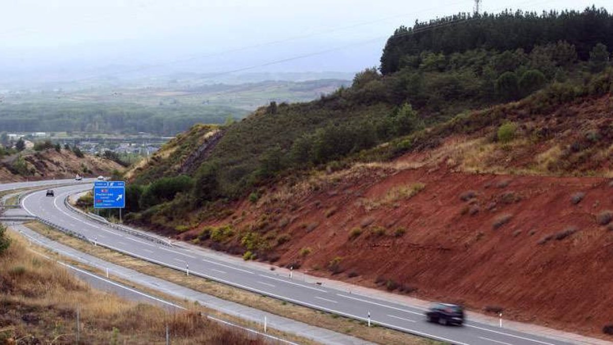 El tráfico circulaba ayer con normalidad en el carril en sentido a Galicia que estuvo cortado.