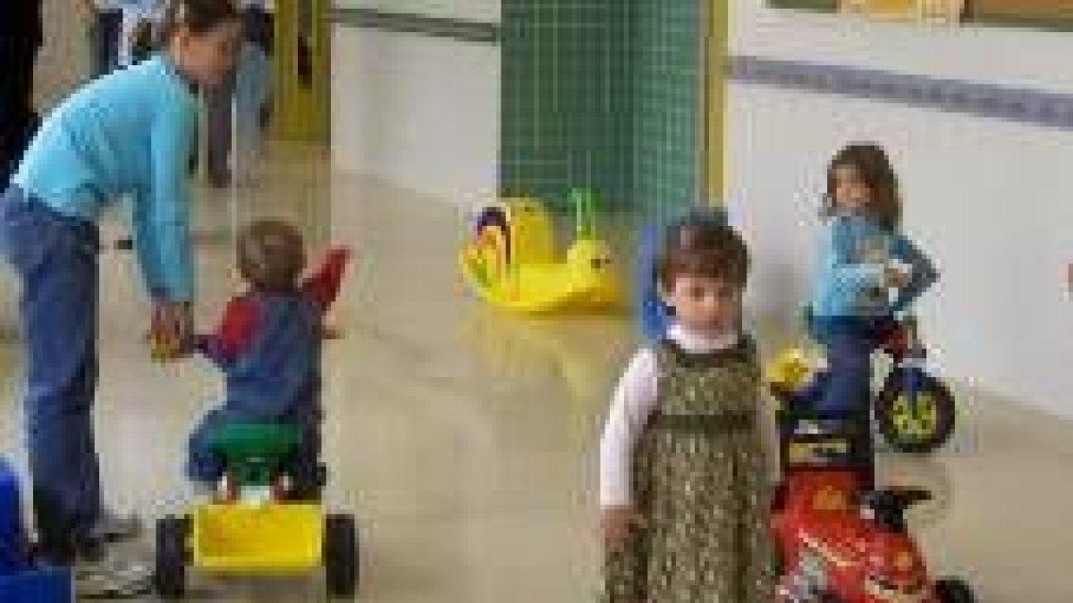Los niños juegan en la guardería, durante el acto de presentación