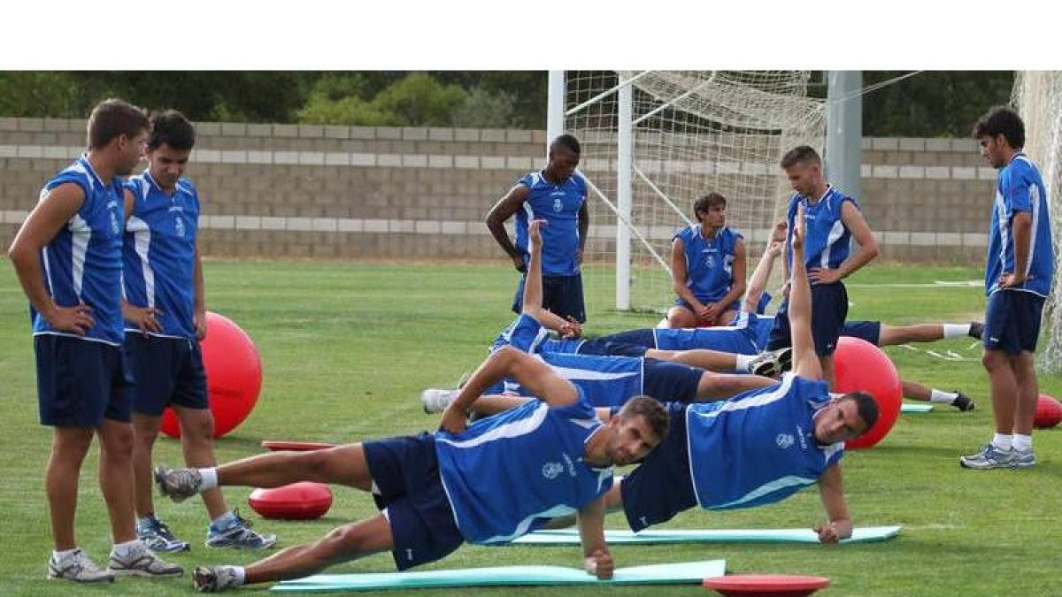La plantilla de la Cultural prepara el partido de hoy frente al Unami segoviano. Vuelven las rotaciones en el equipo blanco.