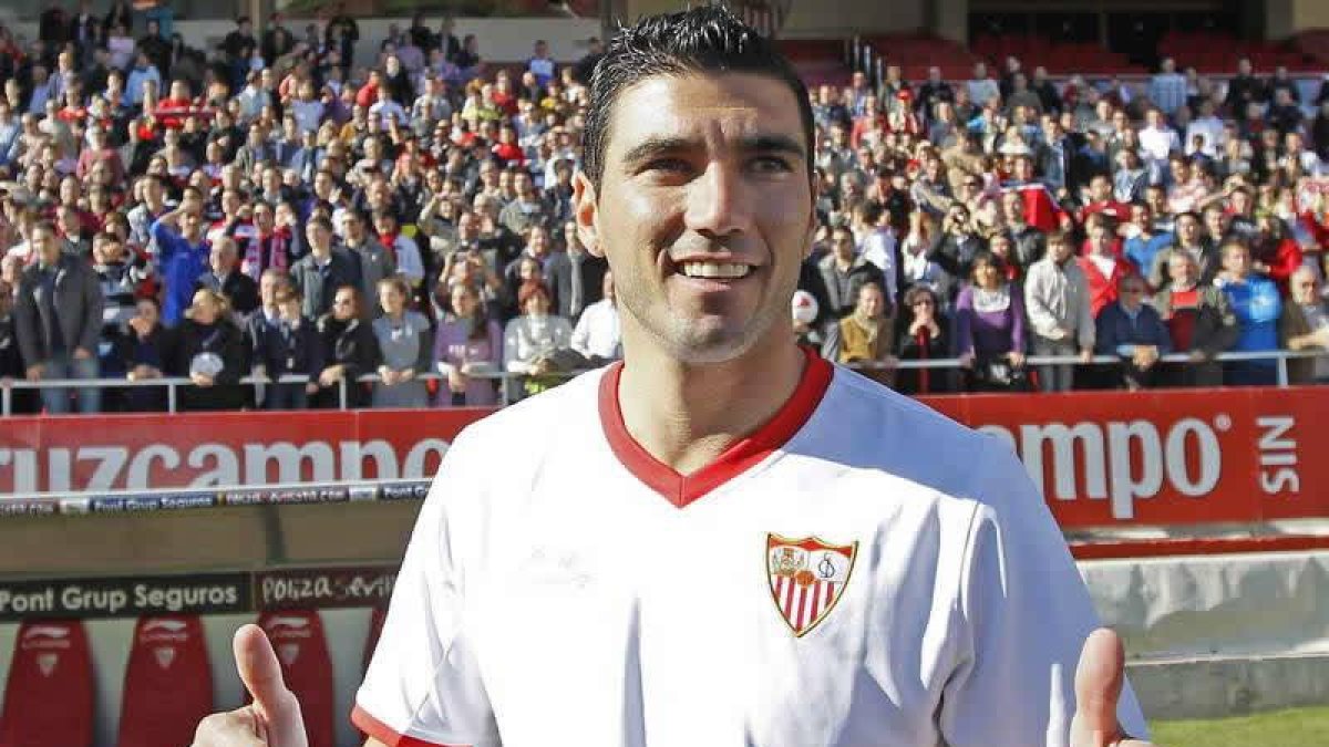 Reyes en su presentación como jugador del Sevilla.