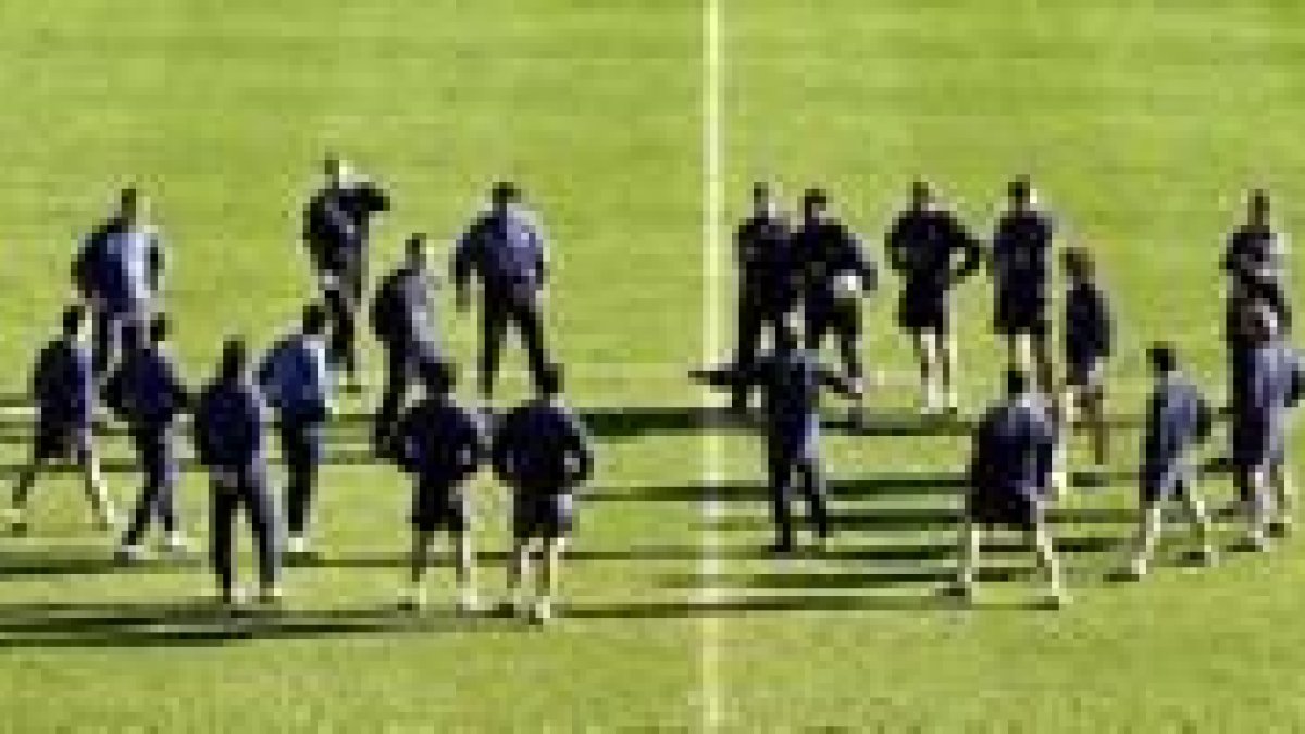 La plantilla del Barça, en un momento del entrenamiento de ayer