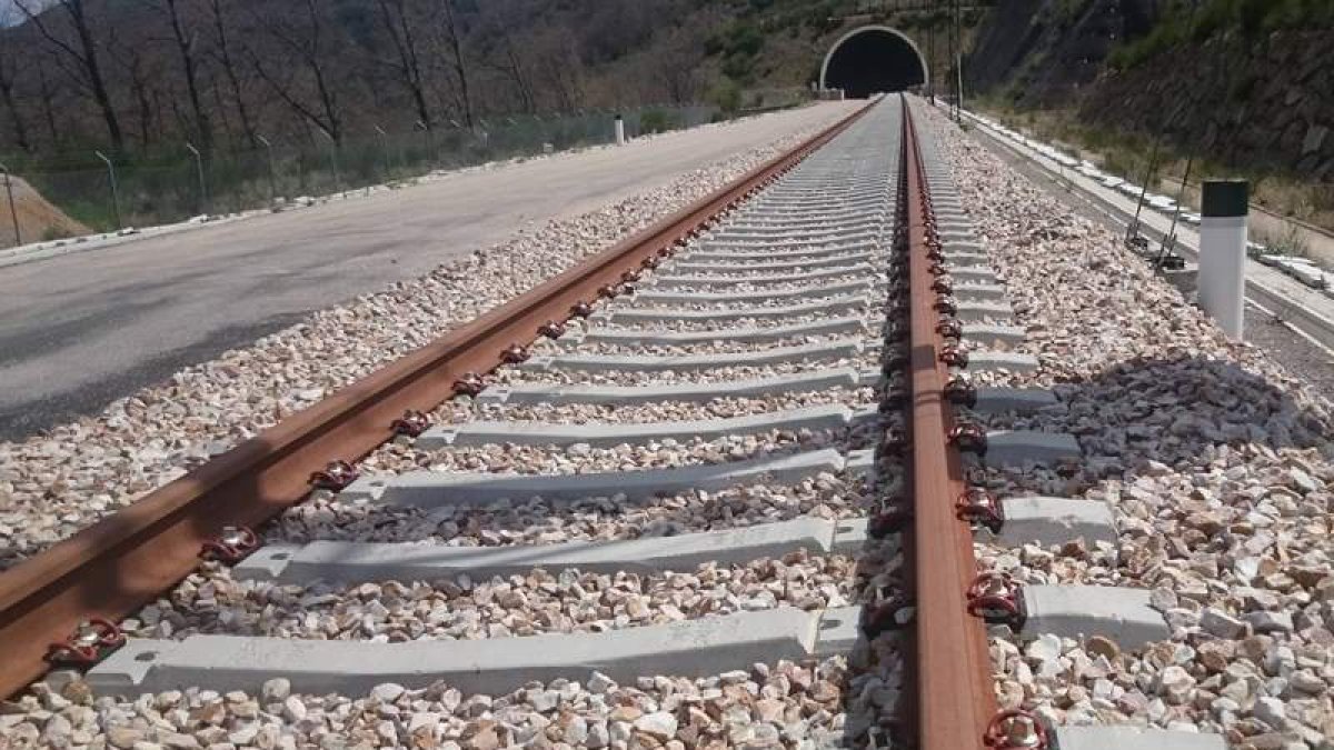 Tendido de vía en ancho ibérico en la traza de la Variante. MASF