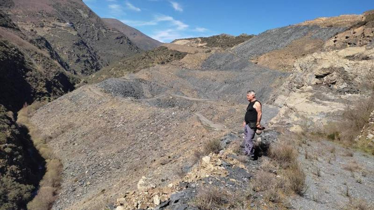 Las escombreras llenan las dos laderas del monte. DL