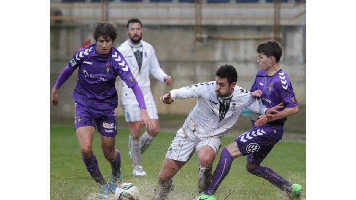 Las lluvias caídas dejaron el terreno de juego del Reino de León impracticable para los dos equipos contendientes.