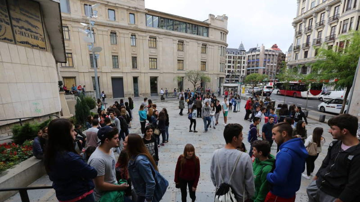 Alumnos del instituto Juan del Enzina a las puertas del centro, en una imagen de archivo. MARCIANO