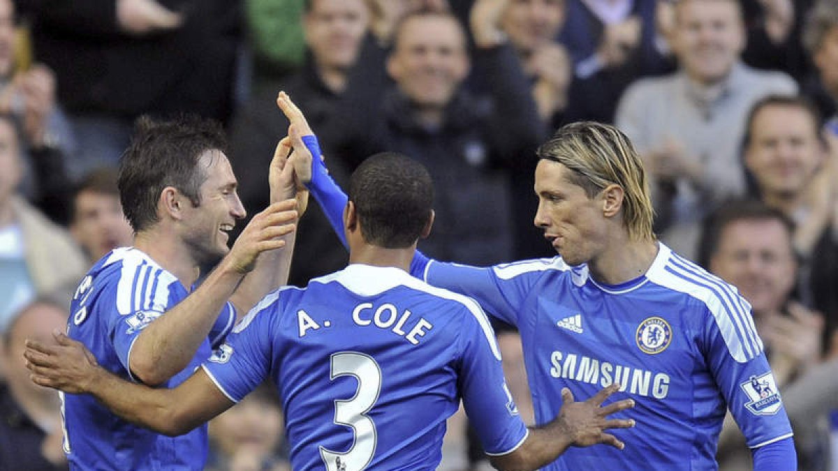 Fernando Torres, que vive un momento muy bajo, celebra el gol de Lampard, a la izquierda.