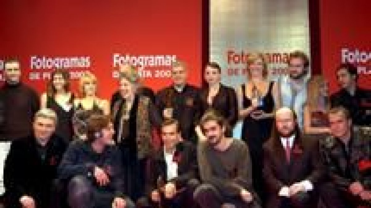 Fotografía de familia con todos los agraciados, en la noche de ayer, con los Premios Fotogramas