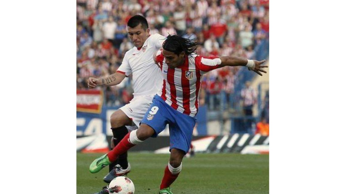 Falcao y Medel pugnan por un balón.
