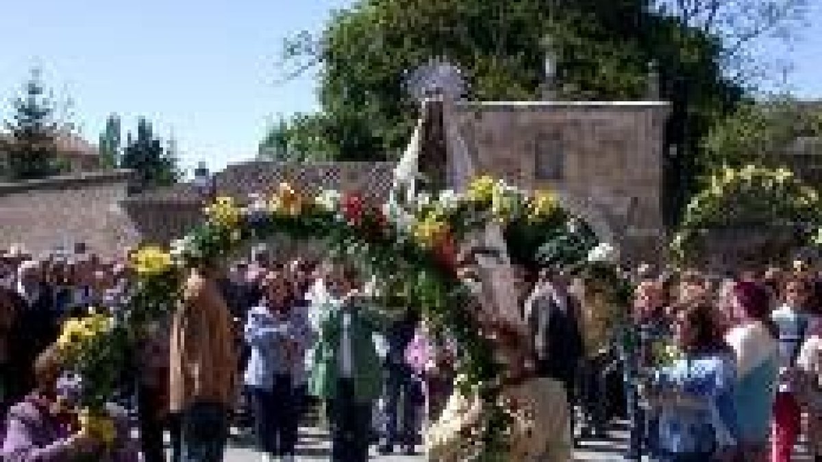 La última celebración de las fiestas del Villar, a la salida del convento de las benedictinas