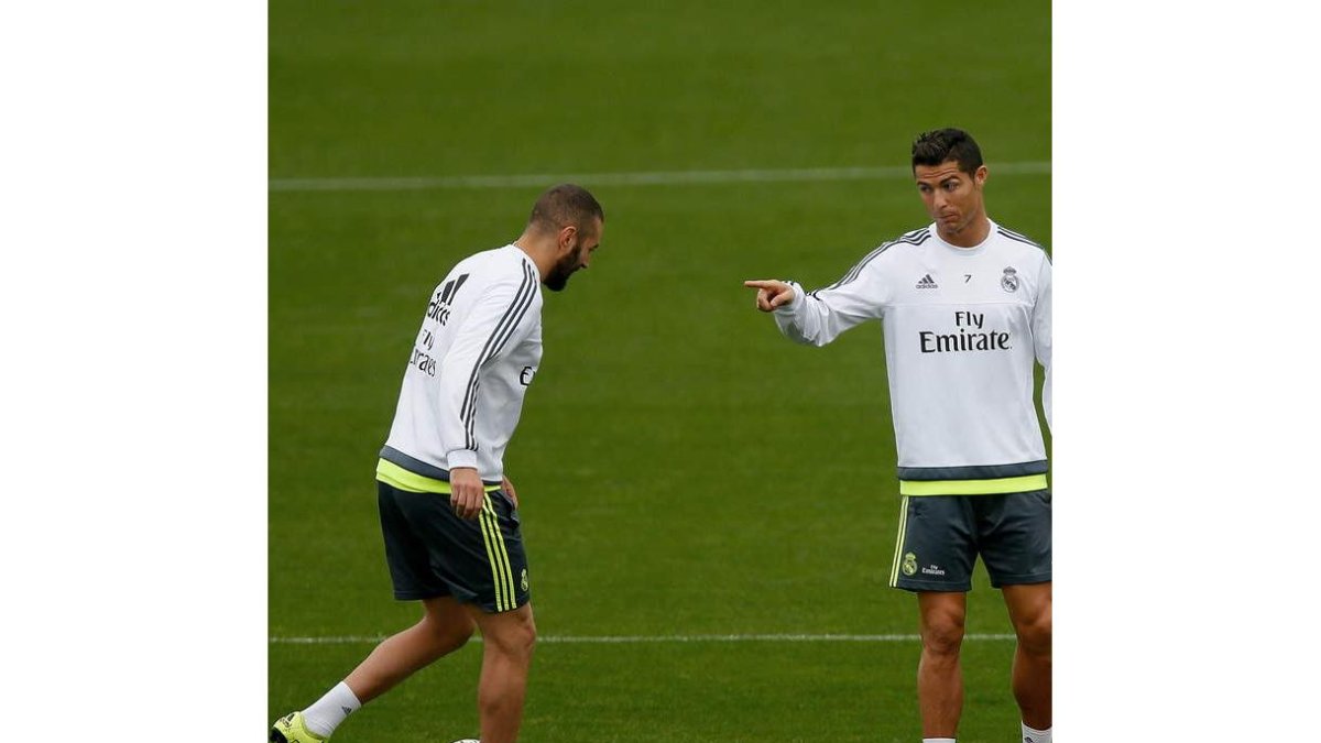 Benzema ya trabaja con balón en los entrenamientos.