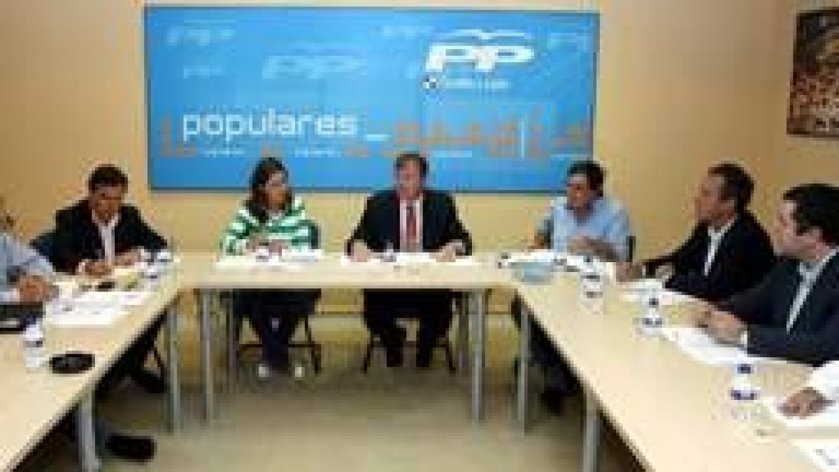 Antonio Silván durante la reunión que mantuvo ayer con el Comité Organizador del congreso